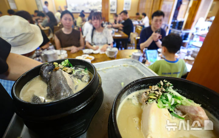 [서울=뉴시스] 황준선 기자 = 중복인 30일 오후 서울 시내 한 삼계탕 전문점에서 종업원이 삼계탕을 나르고 있다. 2025.07.30. hwang@newsis.com