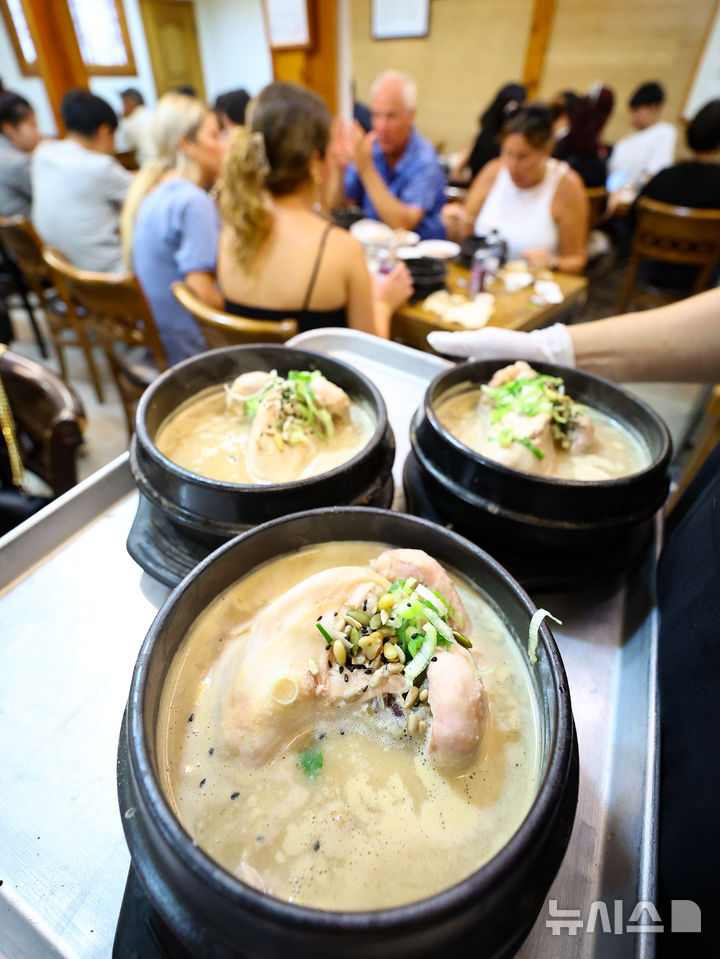 [서울=뉴시스] 황준선 기자 = 중복인 30일 오후 서울 시내 한 삼계탕 전문점에서 종업원이 삼계탕을 나르고 있다. 2025.07.30. hwang@newsis.com