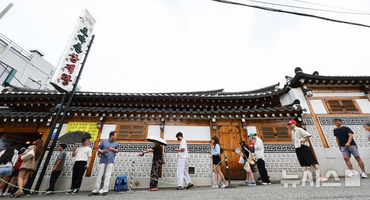 [서울=뉴시스] 황준선 기자 = 중복인 30일 오후 서울 시내 한 삼계탕 전문점에 시민들이 줄을 서 입장을 기다리고 있다. 2025.07.30. hwang@newsis.com