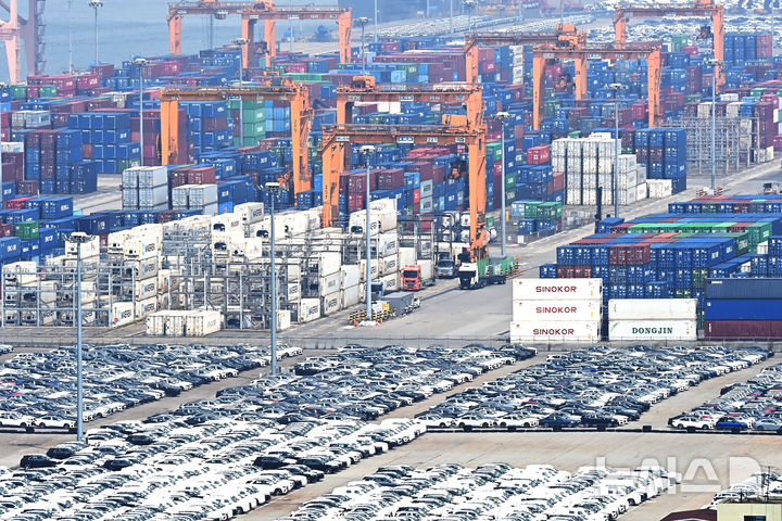 [평택=뉴시스] 김종택 기자 = 미국의 상호관세 유예 시한이 이틀 앞으로 다가온 30일 경기 평택시 포승읍 평택항에 컨테이너가 쌓여 있다.&nbsp;&nbsp; 미국을 방문중인 구윤철 경제부총리 겸 기획재정부 장관이 29일(현지시간) 미국 상무부에서 하워드 러트닉 상무부 장관을 만나 통상 협의를 진행했다. 2025.07.30. jtk@newsis.com