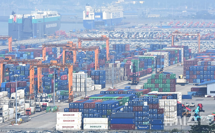 [평택=뉴시스] 김종택 기자 = 경기 평택시 포승읍 평택항에 컨테이너가 쌓여 있다. 2025.07.30. jtk@newsis.com