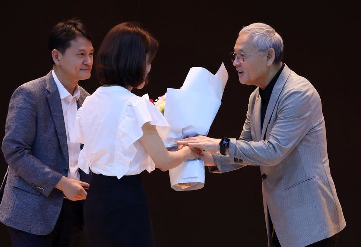 [서울=뉴시스] 유인촌 문화체육관광부 장관이 30일 정부세종청사 15동 대강당에서 열린 이임식에서 직원에게 꽃다발을 받고 있다. (사진=문화체육관광부 제공) 2025.07.30. photo@newsis.com *재판매 및 DB 금지