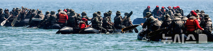[포항=뉴시스] 이무열 기자 = 30일 경북 포항시 남구 해병대 훈련장에서 열린 2025 여름 해병대 캠프에 참여한 학생들이 IBS(소형고무보트) 체험을 하고 있다. 2025.07.30. lmy@newsis.com