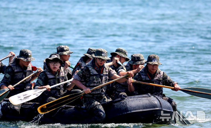 [포항=뉴시스] 이무열 기자 = 30일 경북 포항시 남구 해병대 훈련장에서 열린 2025 여름 해병대 캠프에 참여한 학생들이 IBS(소형고무보트)체험을 하고 있다. 2025.07.30. lmy@newsis.com