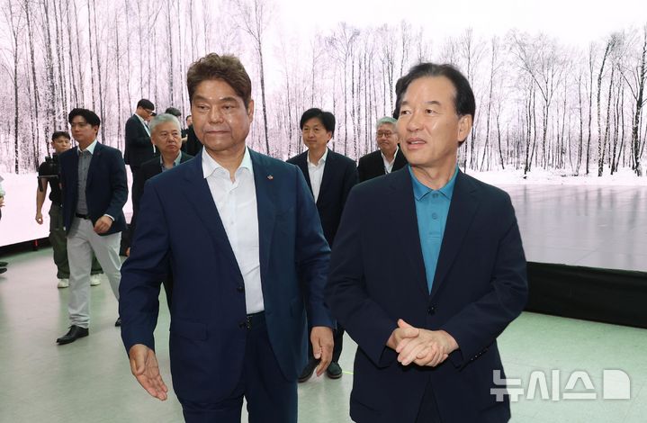 [파주=뉴시스] 사진공동취재단 = 국정기획위 경제 1분과 정태호 분과장이 30일 오전 경기도 파주시 CJ ENM 스튜디오를 방문해 버추얼 프로덕션 스테이지(VP 스테이지)에서 허민회 CJ 경영지원 대표의 안내를 받으며 대형 LED 월 배경으로 제작된 영상제작물을 둘러보고 있다. 2025.07.30. photo@newsis.com