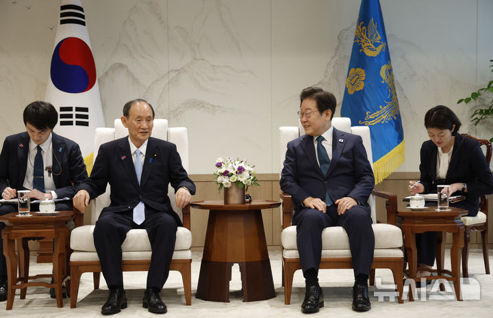 [서울=뉴시스] 최동준 기자 = 이재명 대통령이 30일 서울 용산 대통령실 청사에서 일한의원연맹 회장인 스가 요시히데 전 일본 총리를 접견하고 있다. 2025.07.30. photocdj@newsis.comphotocdj@newsis.com