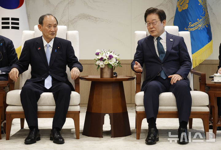 [서울=뉴시스] 최동준 기자 = 이재명 대통령이 30일 서울 용산 대통령실 청사에서 일한의원연맹 회장인 스가 요시히데 전 일본 총리를 접견하고 있다. 2025.07.30. photocdj@newsis.com
