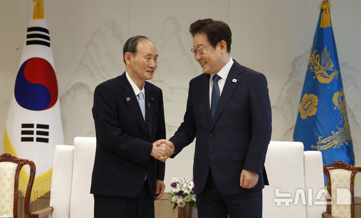 [서울=뉴시스] 최동준 기자 = 이재명 대통령이 30일 서울 용산 대통령실 청사에서 일한의원연맹 회장인 스가 요시히데 전 일본 총리를 접견하며 기념촬영을 하고 있다. 2025.07.30. photocdj@newsis.com