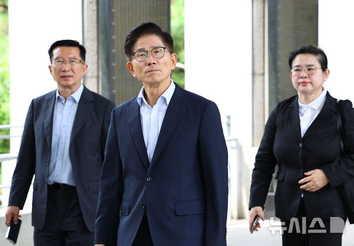 [서울=뉴시스] 최진석 기자 = 국민의힘 당대표 전당대회 출마를 선언한 김문수 전 고용노동부 장관이 30일 서울 용산 전쟁기념관을 찾아 무명용사비에 헌화를 위해 이동하고 있다. 2025.07.30. myjs@newsis.com