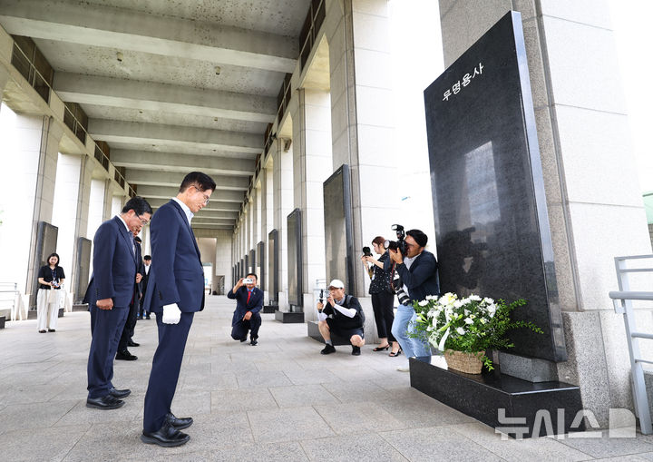 [서울=뉴시스] 최진석 기자 = 국민의힘 당대표 전당대회 출마를 선언한 김문수 전 고용노동부 장관이 30일 서울 용산 전쟁기념관을 찾아 무명용사비에 헌화 후 묵념하고 있다. 2025.07.30. myjs@newsis.com