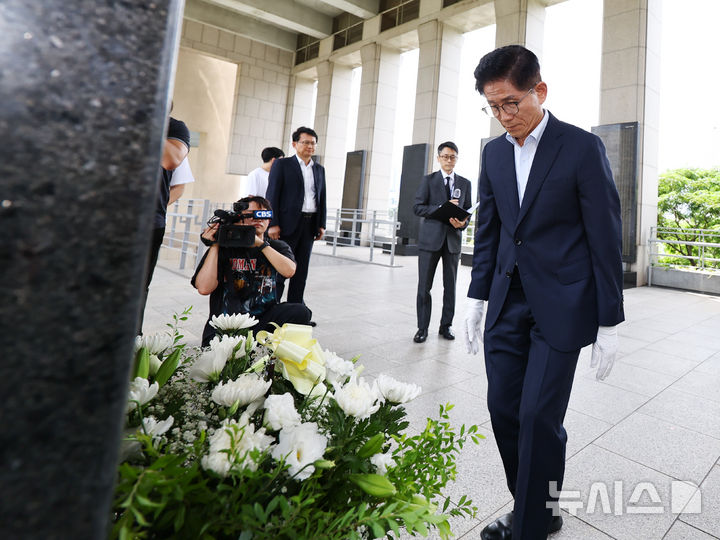 [서울=뉴시스] 최진석 기자 = 국민의힘 당대표 전당대회 출마를 선언한 김문수 전 고용노동부 장관이 30일 서울 용산 전쟁기념관을 찾아 무명용사비에 헌화 후 이동하고 있다. 2025.07.30. myjs@newsis.com