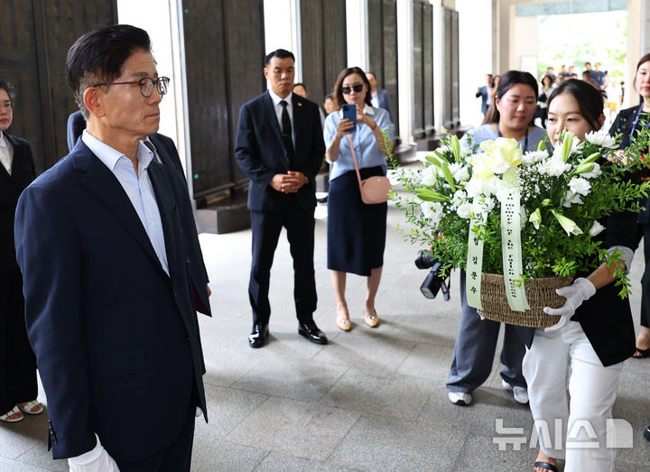 [서울=뉴시스] 최진석 기자 = 국민의힘 당대표 전당대회 출마를 선언한 김문수 전 고용노동부 장관이 30일 서울 용산 전쟁기념관을 찾아 UN군 참전용사비에 헌화하고 있다. 2025.07.30. myjs@newsis.com