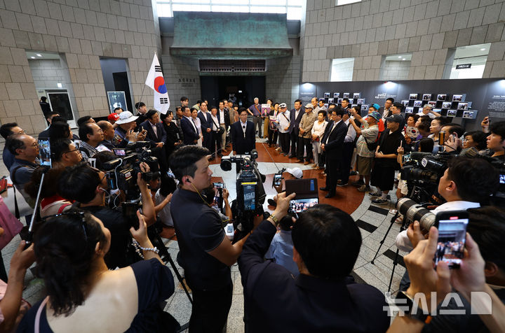 [서울=뉴시스] 최진석 기자 = 국민의힘 당대표 전당대회 출마를 선언한 김문수 전 고용노동부 장관이 30일 서울 용산 전쟁기념관을 찾아 참전용사비 헌화 및 관람을 마친 후 발언하고 있다. 2025.07.30. myjs@newsis.com