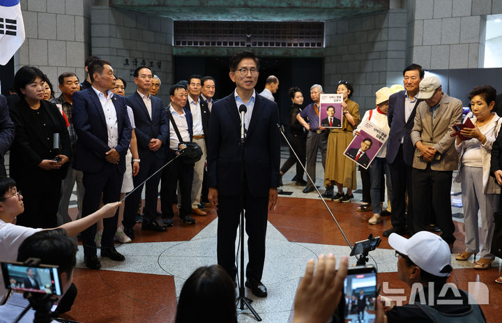 [서울=뉴시스] 최진석 기자 = 국민의힘 당대표 전당대회 출마를 선언한 김문수 전 고용노동부 장관이 30일 서울 용산 전쟁기념관을 찾아 참전용사비 헌화 및 관람을 마친 후 발언하고 있다. 2025.07.30. myjs@newsis.com