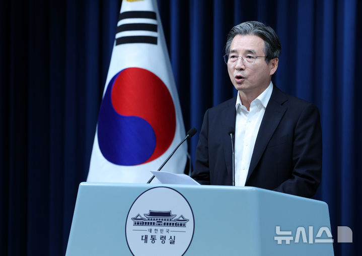 [서울=뉴시스] 고범준 기자 = 김용범 정책실장이 30일 서울 용산 대통령실 청사에서 비상경제점검TF 관련 브리핑을 하고 있다. 2025.07.30. bjko@newsis.com