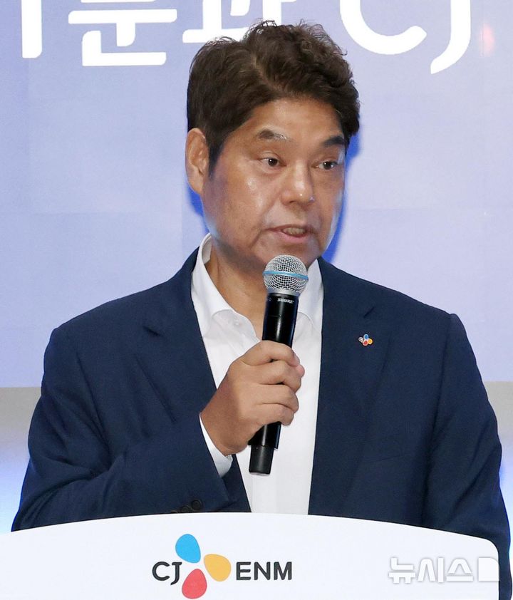 [파주=뉴시스] 사진공동취재단 = 허민회 CJ 경영지원대표가 30일 오전 경기도 파주시 CJ ENM 스튜디오에서 열린 국정기획위원회 경제 1분과 현장방문에서 인사말을 하고 있다. 2025.07.30. photo@newsis.com