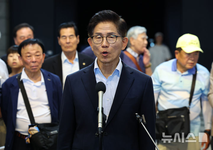 [서울=뉴시스] 최진석 기자 = 국민의힘 당대표 전당대회 출마를 선언한 김문수 전 고용노동부 장관이 30일 서울 용산 전쟁기념관을 찾아 참전용사비 헌화 및 관람을 마친 후 발언하고 있다. 2025.07.30. myjs@newsis.com