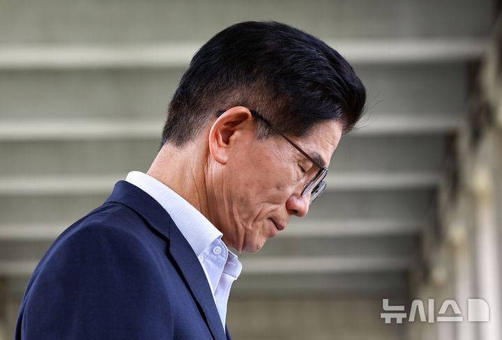 [서울=뉴시스] 최진석 기자 = 국민의힘 당대표 전당대회 출마를 선언한 김문수 전 고용노동부 장관이 30일 서울 용산 전쟁기념관을 찾아 무명용사비에 헌화 후 묵념하고 있다. 2025.07.30. myjs@newsis.com