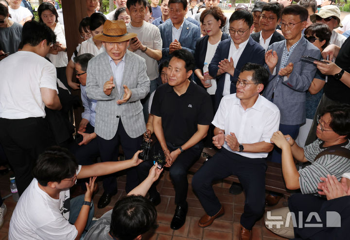 [서울=뉴시스] 조성우 기자 = 오세훈 서울시장이 30일 오후 서울 양천구 목동 6단지 아파트 재건축사업 현장을 방문해 주민들과 간담회를 하고 있다. 2025.07.30. xconfind@newsis.com