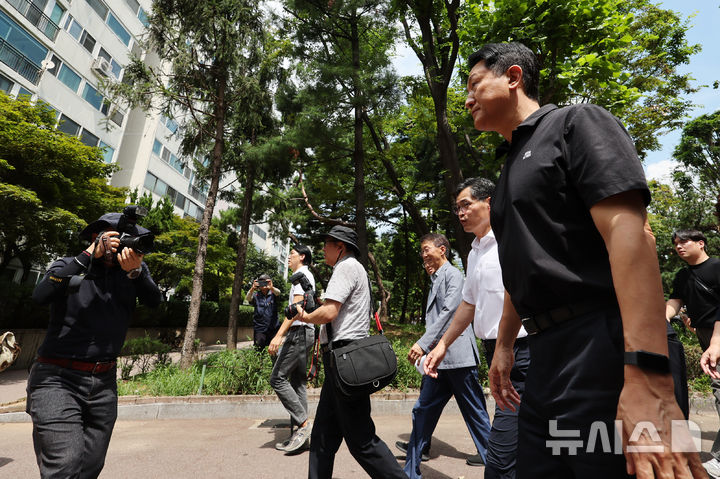 [서울=뉴시스] 조성우 기자 = 오세훈 서울시장이 30일 오후 서울 양천구 목동 6단지 아파트 재건축사업 현장을 방문해 단지를 둘러보고 있다. 2025.07.30. xconfind@newsis.com