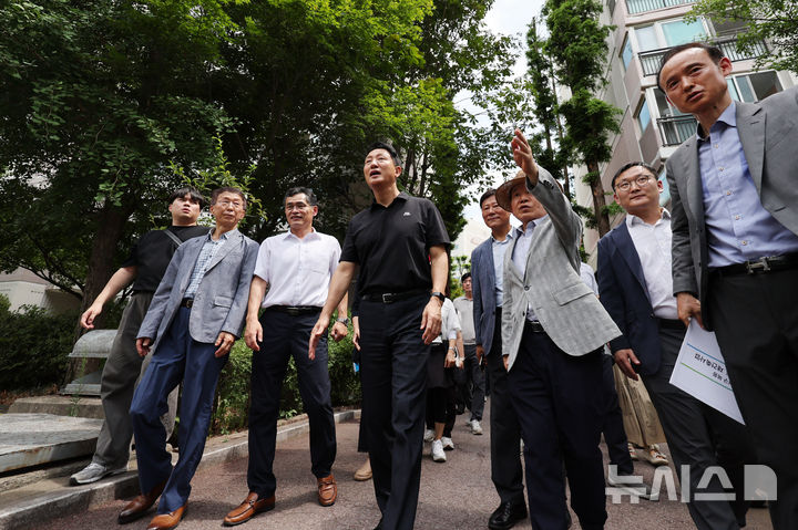 [서울=뉴시스] 조성우 기자 = 오세훈 서울시장이 30일 오후 서울 양천구 목동 6단지 아파트 재건축사업 현장을 방문해 단지를 둘러보고 있다. 2025.07.30. xconfind@newsis.com