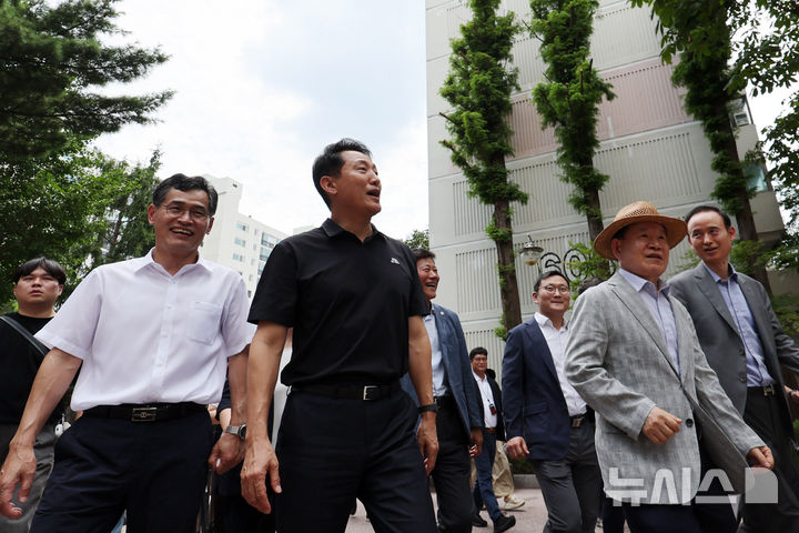 [서울=뉴시스] 조성우 기자 = 오세훈 서울시장이 30일 오후 서울 양천구 목동 6단지 아파트 재건축사업 현장을 방문해 단지를 둘러보고 있다. 2025.07.30. xconfind@newsis.com