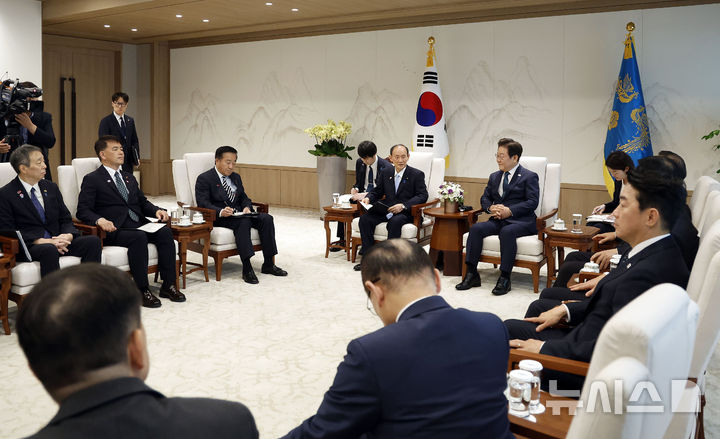 [서울=뉴시스] 최동준 기자 = 이재명 대통령이 30일 서울 용산 대통령실 청사에서 일한의원연맹 회장인 스가 요시히데 전 일본 총리를 접견하고 있다. 2025.07.30. photocdj@newsis.com