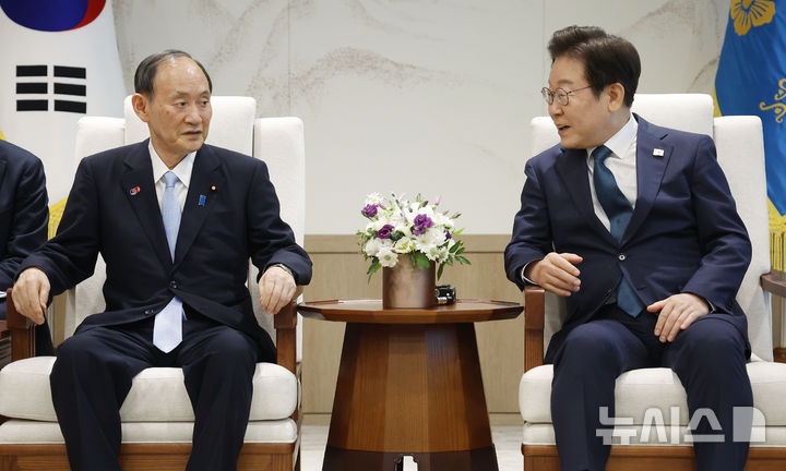 [서울=뉴시스] 최동준 기자 = 이재명 대통령이 30일 서울 용산 대통령실 청사에서 일한의원연맹 회장인 스가 요시히데 전 일본 총리를 접견하고 있다. 2025.07.30. photocdj@newsis.com