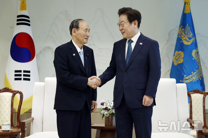 [서울=뉴시스] 최동준 기자 = 이재명 대통령이 30일 서울 용산 대통령실 청사에서 일한의원연맹 회장인 스가 요시히데 전 일본 총리를 접견하고 있다. 2025.07.30. photocdj@newsis.com