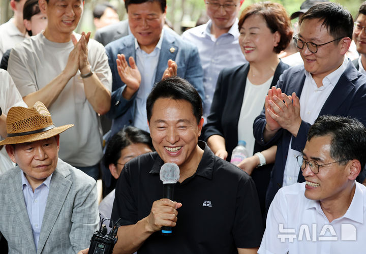[서울=뉴시스] 조성우 기자 = 오세훈 서울시장이 30일 오후 서울 양천구 목동 6단지 아파트 재건축사업 현장을 방문해 주민들과 간담회를 하고 있다. 2025.07.30. xconfind@newsis.com