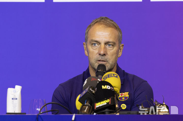 [서울=뉴시스] 김근수 기자 = 한지 플릭 스페인 프리메라리가 FC 바르셀로나 감독이 30일 서울 종로구 포시즌스 호텔 서울 그랜드 볼룸에서 열린 FC 바르셀로나 2025 아시아 투어 에디션 공식 기자회견에서 취재진 질문에 답하고 있다.&nbsp; FC 바르셀로나는 31일 오후 8시 서울월드컵경기장에서 K리그1 FC서울과 경기를 치르고, 내달 4일에는 대구스타디움에서 대구FC와 친선경기를 치른다. 2025.07.30. ks@newsis.com