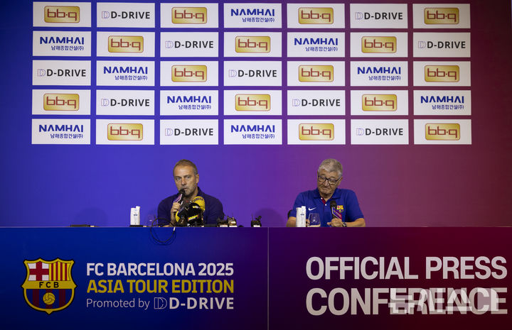 [서울=뉴시스] 김근수 기자 = 한지 플릭(왼쪽) 스페인 프리메라리가 FC 바르셀로나 감독이 30일 서울 종로구 포시즌스 호텔 서울 그랜드 볼룸에서 열린 FC 바르셀로나 2025 아시아 투어 에디션 공식 기자회견에서 취재진 질문에 답하고 있다.&nbsp; FC 바르셀로나는 31일 오후 8시 서울월드컵경기장에서 K리그1 FC서울과 경기를 치르고, 내달 4일에는 대구스타디움에서 대구FC와 친선경기를 치른다. 2025.07.30. ks@newsis.com