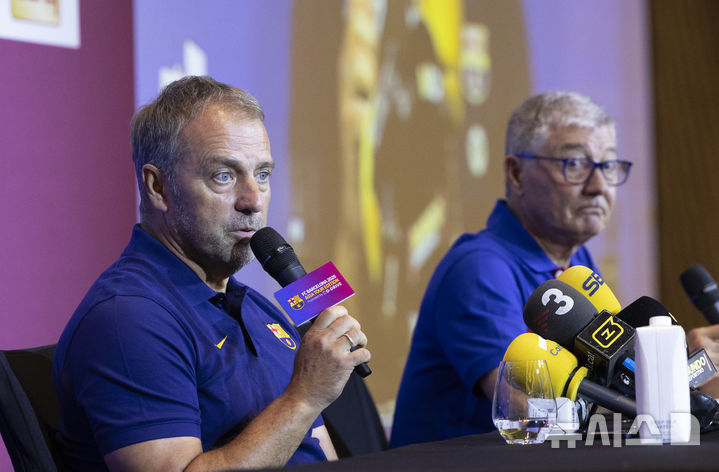 [서울=뉴시스] 김근수 기자 = 한지 플릭(왼쪽) 스페인 프리메라리가 FC 바르셀로나 감독이 30일 서울 종로구 포시즌스 호텔 서울 그랜드 볼룸에서 열린 FC 바르셀로나 2025 아시아 투어 에디션 공식 기자회견에서 취재진 질문에 답하고 있다.&nbsp; FC 바르셀로나는 31일 오후 8시 서울월드컵경기장에서 K리그1 FC서울과 경기를 치르고, 내달 4일에는 대구스타디움에서 대구FC와 친선경기를 치른다. 2025.07.30. ks@newsis.com