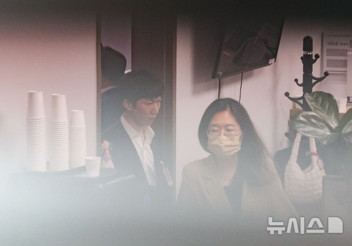 [서울=뉴시스] 김명년 기자 = 30일 오후 서울 여의도 국회 의원회관에서 김건희특검팀(특별검사 민중기)이 이준석 개혁신당 대표에 대한 2차 압수수색을 마치고 의원실에서 나오고 있다. 2025.07.30. kmn@newsis.com