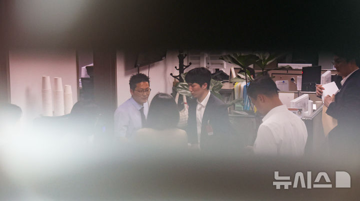 [서울=뉴시스] 김명년 기자 = 30일 오후 서울 여의도 국회 의원회관에서 김건희특검팀(특별검사 민중기)이 이준석 개혁신당 대표에 대한 2차 압수수색을 마치고 의원실에서 나오고 있다. 2025.07.30. kmn@newsis.com