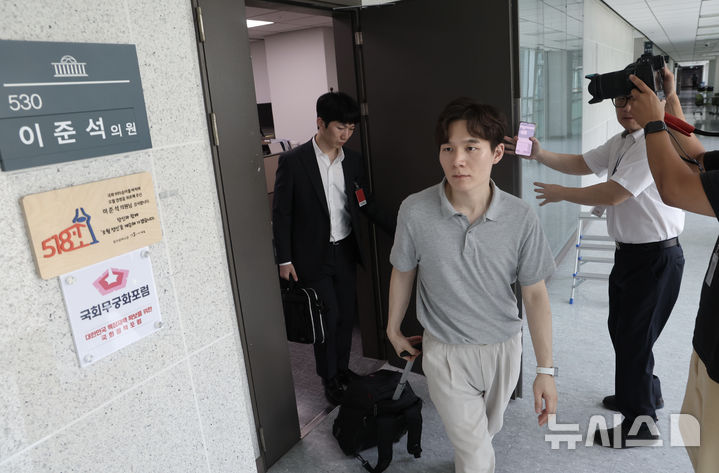 [서울=뉴시스] 김명년 기자 = 30일 오후 서울 여의도 국회 의원회관에서 김건희특검팀(특별검사 민중기)이 이준석 개혁신당 대표에 대한 2차 압수수색을 마치고 의원실에서 나오고 있다. 2025.07.30. kmn@newsis.com