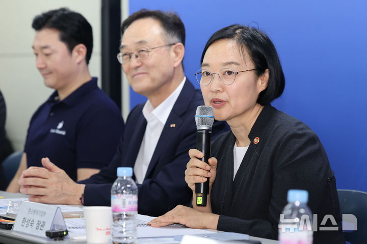 [서울=뉴시스] 권창회 기자 = 한성숙 중소벤처기업부 장관이 30일 서울 종로구 소상공인시장진흥공단 서울중부센터에서 열린 제1차 소상공인 릴레이 간담회에서 인사말을 하고 있다. 2025.07.30. kch0523@newsis.com