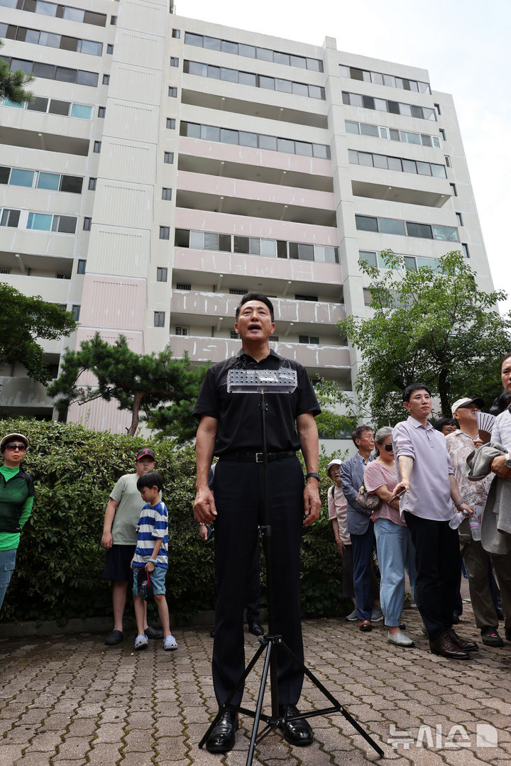 [서울=뉴시스] 조성우 기자 = 오세훈 서울시장이 30일 오후 서울 양천구 목동 6단지 아파트 재건축사업 현장을 둘러본 뒤 취재진 질문에 답변하고 있다. 2025.07.30. xconfind@newsis.com