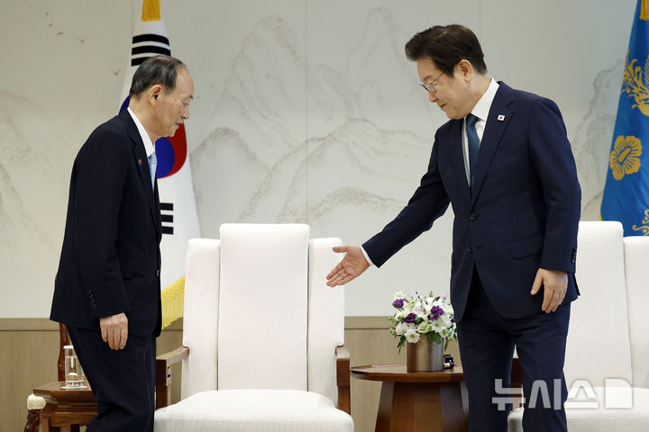 [서울=뉴시스] 최동준 기자 = 이재명 대통령이 30일 서울 용산 대통령실 청사에서 일한의원연맹 회장인 스가 요시히데 전 일본 총리를 접견하고 있다. 2025.07.30. photocdj@newsis.com