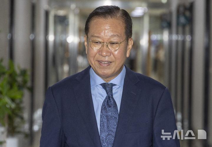 [서울=뉴시스] 국회사진기자단 = 권영세 국민의힘 의원이 30일 서울 여의도 국회에서 열린 정보위원회 전체회의에 입장하고 있다. 2025.07.30. photo@newsis.com