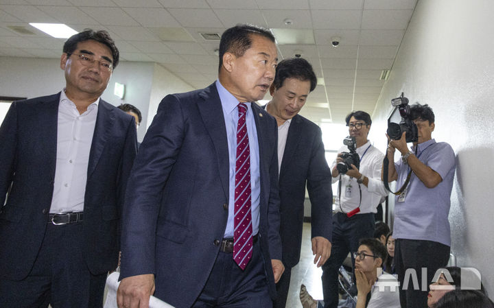 [서울=뉴시스] 국회사진기자단 = 신성범(가운데) 국회 정보위원장이 30일 오후 서울 여의도 국회에서 열린 정보위원회 전체회의에 이성권, 유영하 국민의힘 의원과 함께 참석하고 있다. 2025.07.30. photo@newsis.com