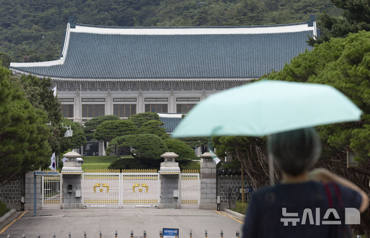[서울=뉴시스] 김근수 기자 = 이재명 대통령의 청와대 집무실 복귀를 앞둔 가운데 30일 서울 종로구 청와대 본관 앞에서 시민이 본관을 바라보고 있다. 내달 1일부터 청와대는 대통령 집무실 복귀를 앞두고 안전 및 보안 점검을 위해 내외부 관람을 중단한다. 2025.07.30. ks@newsis.com