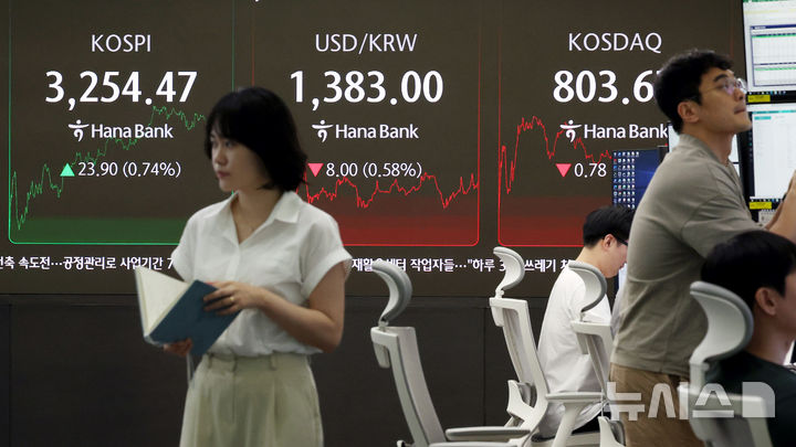 [서울=뉴시스] 김진아 기자 = 서울 중구 하나은행 딜링룸에서 딜러들이 업무를 보고 있다. 2025.07.30. bluesoda@newsis.com