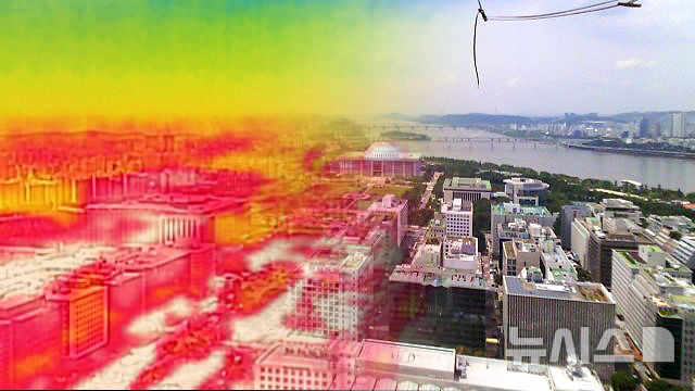 [서울=뉴시스] 조성우 기자 = 서울에 일주일째 폭염경보가 이어지는 30일 서울 영등포구 여의도 계류식 가스기구 '서울달'에서 열화상 카메라로 바라본 서울 도심이 붉게 나타나고 있다.열화상 카메라로 촬영한 사진은 온도가 높을수록 붉은색, 낮을수록 푸른색을 나타낸다. 2025.07.30. xconfind@newsis.com