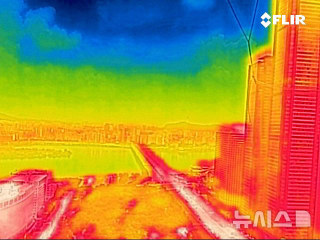 [서울=뉴시스] 조성우 기자 = 서울에 일주일째 폭염경보가 이어지는 30일 서울 영등포구 여의도 계류식 가스기구 '서울달'에서 열화상 카메라로 바라본 서울 도심이 붉게 나타나고 있다.열화상 카메라로 촬영한 사진은 온도가 높을수록 붉은색, 낮을수록 푸른색을 나타낸다. 2025.07.30. xconfind@newsis.com