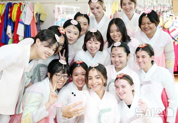  [부산=뉴시스] 하경민 기자 = '2025학년도 부경국제계절학기'에 참가한 9개국 23개 대학에서 온 외국인 학생들이 30일 부산 기장군 기장문화예절학교에서 한복을 입고 기념사진을 찍고 있다. 이번 계절학기에 참가한 외국인 학생 100여 명은 오는 8월14일까지 부경대 학생들과 함께 기숙사에서 생활하면서 한국 요리 만들기, 도자기 빚기, 서예, 박물관 견학, 해양 레포츠 실습 등 다양한 문화체험에 참여한다. 2025.07.30. yulnetphoto@newsis.com