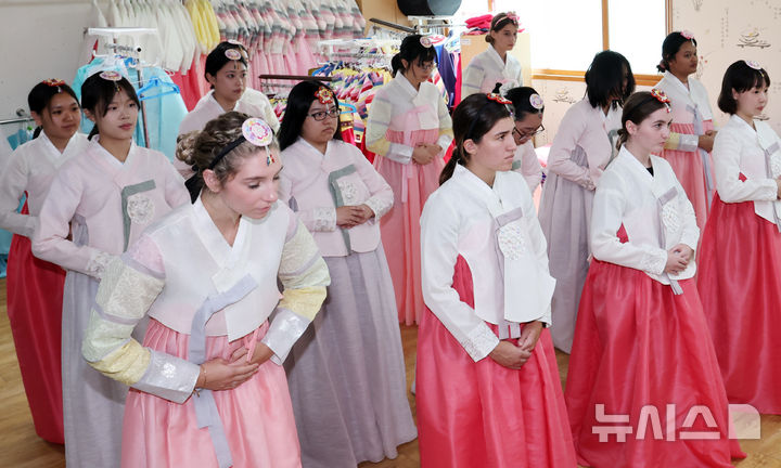  [부산=뉴시스] 하경민 기자 = '2025학년도 부경국제계절학기'에 참가한 9개국 23개 대학에서 온 외국인 학생들이 30일 부산 기장군 기장문화예절학교에서 한복을 입고 전통예절을 배우고 있다. 이번 계절학기에 참가한 외국인 학생 100여 명은 오는 8월14일까지 부경대 학생들과 함께 기숙사에서 생활하면서 한국 요리 만들기, 도자기 빚기, 서예, 박물관 견학, 해양 레포츠 실습 등 다양한 문화체험에 참여한다. 2025.07.30. yulnetphoto@newsis.com