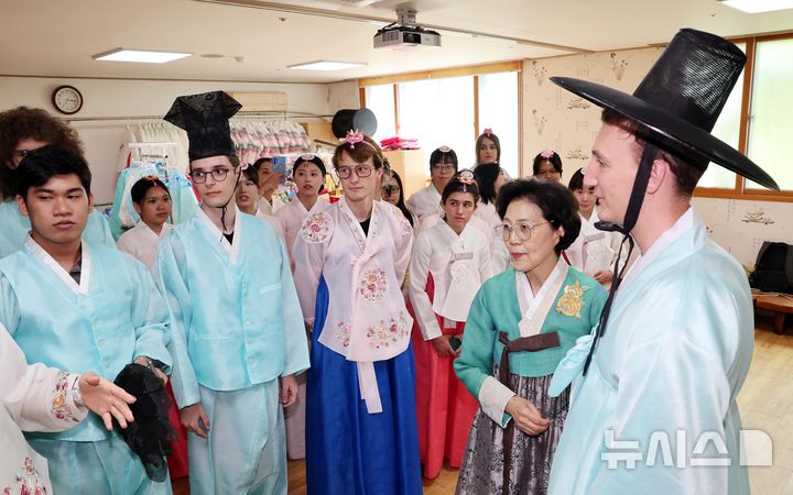  [부산=뉴시스] 하경민 기자 = '2025학년도 부경국제계절학기'에 참가한 9개국 23개 대학에서 온 외국인 학생들이 30일 부산 기장군 기장문화예절학교에서 한복을 입고 전통예절을 배우고 있다. 이번 계절학기에 참가한 외국인 학생 100여 명은 오는 8월14일까지 부경대 학생들과 함께 기숙사에서 생활하면서 한국 요리 만들기, 도자기 빚기, 서예, 박물관 견학, 해양 레포츠 실습 등 다양한 문화체험에 참여한다. 2025.07.30. yulnetphoto@newsis.com