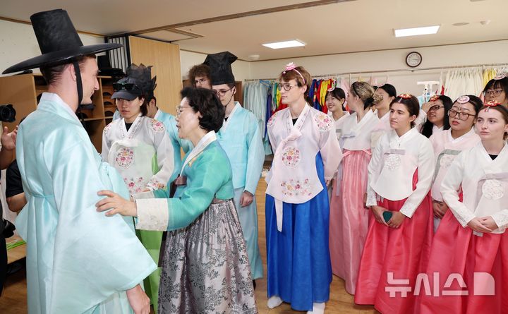  [부산=뉴시스] 하경민 기자 = '2025학년도 부경국제계절학기'에 참가한 9개국 23개 대학에서 온 외국인 학생들이 30일 부산 기장군 기장문화예절학교에서 한복을 입고 전통예절을 배우고 있다. 이번 계절학기에 참가한 외국인 학생 100여 명은 오는 8월14일까지 부경대 학생들과 함께 기숙사에서 생활하면서 한국 요리 만들기, 도자기 빚기, 서예, 박물관 견학, 해양 레포츠 실습 등 다양한 문화체험에 참여한다. 2025.07.30. yulnetphoto@newsis.com
