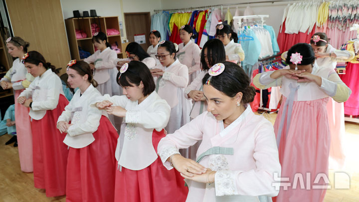  [부산=뉴시스] 하경민 기자 = '2025학년도 부경국제계절학기'에 참가한 9개국 23개 대학에서 온 외국인 학생들이 30일 부산 기장군 기장문화예절학교에서 한복을 입고 전통예절을 배우고 있다. 이번 계절학기에 참가한 외국인 학생 100여 명은 오는 8월14일까지 부경대 학생들과 함께 기숙사에서 생활하면서 한국 요리 만들기, 도자기 빚기, 서예, 박물관 견학, 해양 레포츠 실습 등 다양한 문화체험에 참여한다. 2025.07.30. yulnetphoto@newsis.com